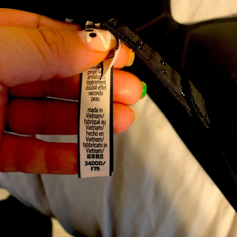 2 Victoria secret bras 34 DDD